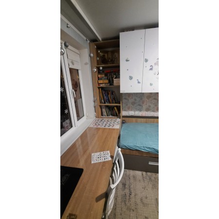 Mobilă pentru cameră copii în stil modern, cu design ergonomic, culori plăcute și spații de depozitare funcționale, realizată din materiale sigure și durabile